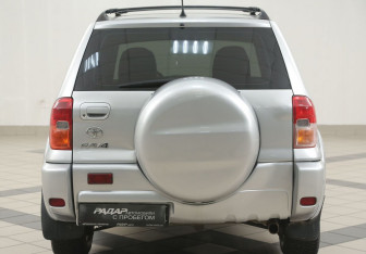 Подержанный автомобиль Toyota RAV4 2004 года (3 фото)