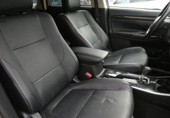 Подержанный автомобиль Mitsubishi Outlander 2018 года (10 фото)