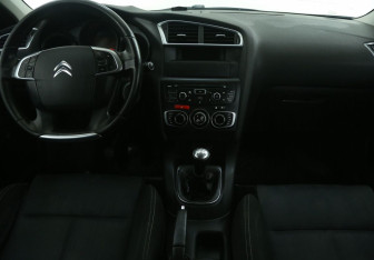 Подержанный автомобиль Citroen C4 Hatchback 2012 года (12 фото)