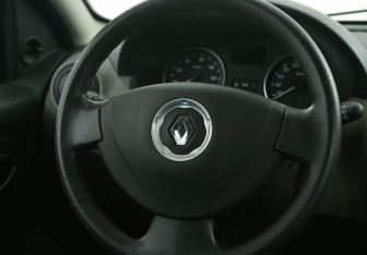 Подержанный автомобиль Renault Sandero 2011 года (16 фото)