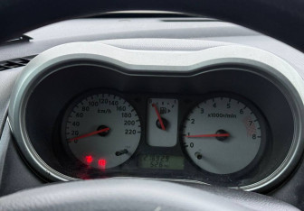 Подержанный автомобиль Nissan Note 2007 года (15 фото)