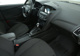 Подержанный автомобиль Ford Focus Hatchback 2017 года (9 фото)