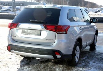 Подержанный автомобиль Mitsubishi Outlander 2018 года (6 фото)