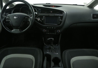 Подержанный автомобиль Kia Ceed Wagon 2018 года (12 фото)
