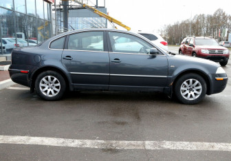 Подержанный автомобиль Volkswagen Passat Sedan 2003 года (7 фото)