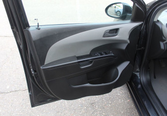 Подержанный автомобиль Chevrolet Aveo Sedan 2013 года (9 фото)