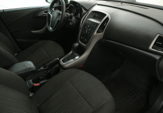 Подержанный автомобиль Opel Astra Hatchback 2011 года (9 фото)