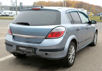 Подержанный автомобиль Opel Astra Hatchback 2005 года (6 фото)
