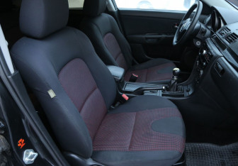 Подержанный автомобиль Mazda 3 Sedan 2006 года (10 фото)