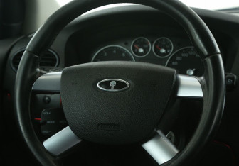Подержанный автомобиль Ford Focus Sedan 2006 года (16 фото)