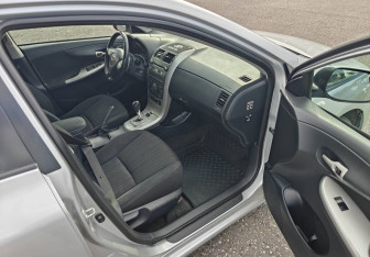 Подержанный автомобиль Toyota Corolla Sedan 2006 года (9 фото)