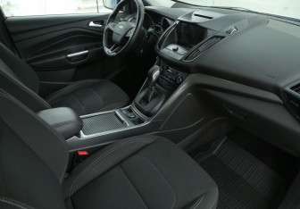 Подержанный автомобиль Ford Kuga 2018 года (9 фото)