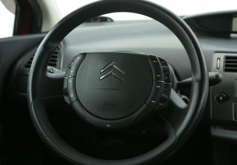 Подержанный автомобиль Citroen C4 Hatchback 2010 года (16 фото)