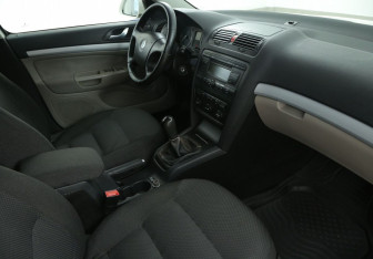 Подержанный автомобиль Skoda Octavia Liftback 2008 года (9 фото)