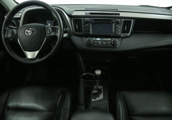 Подержанный автомобиль Toyota RAV4 2016 года (12 фото)