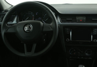 Подержанный автомобиль Skoda Rapid Liftback 2019 года (14 фото)