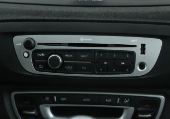 Подержанный автомобиль Renault Scenic 2012 года (15 фото)