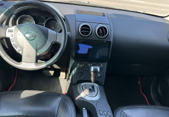 Подержанный автомобиль Nissan Qashqai 2008 года (10 фото)