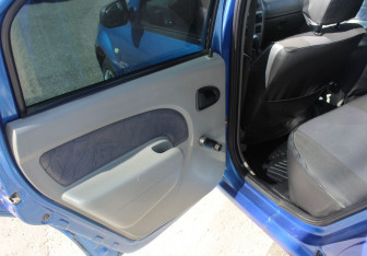 Подержанный автомобиль Renault Logan Sedan 2005 года (11 фото)