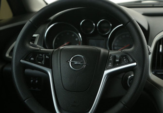 Подержанный автомобиль Opel Astra Hatchback 2011 года (15 фото)
