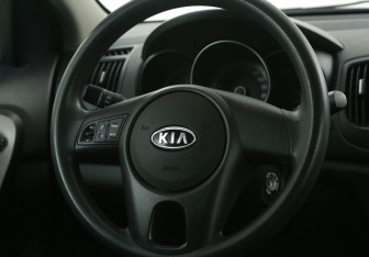 Подержанный автомобиль Kia Cerato Sedan 2010 года (16 фото)