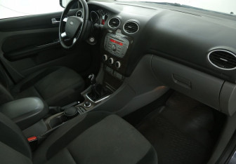 Подержанный автомобиль Ford Focus Hatchback 2008 года (9 фото)