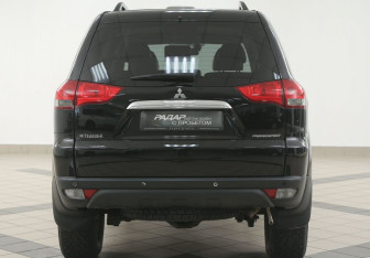 Подержанный автомобиль Mitsubishi Pajero Sport 2014 года (3 фото)