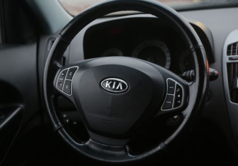 Подержанный автомобиль Kia Ceed Hatchback 2008 года (16 фото)