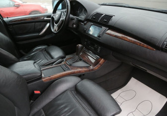 Подержанный автомобиль BMW X5 2003 года (9 фото)