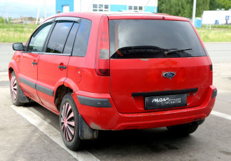 Подержанный автомобиль Ford Fusion 2005 года (4 фото)