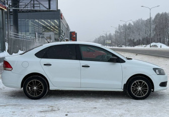 Подержанный автомобиль Volkswagen Polo Sedan 2015 года (6 фото)