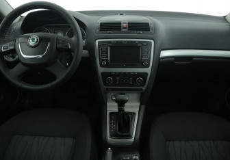 Подержанный автомобиль Skoda Octavia Liftback 2013 года (12 фото)