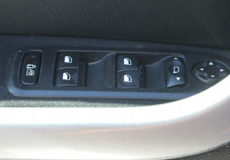 Подержанный автомобиль Peugeot 308 Hatchback 2011 года (18 фото)