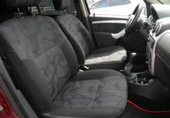 Подержанный автомобиль Renault Sandero 2012 года (10 фото)
