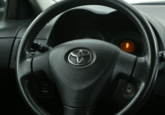 Подержанный автомобиль Toyota Corolla Sedan 2008 года (16 фото)