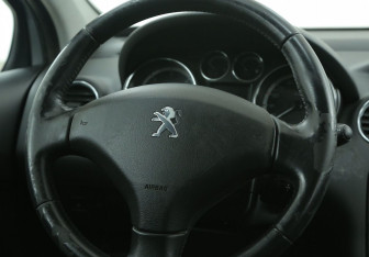 Подержанный автомобиль Peugeot 408 2012 года (16 фото)