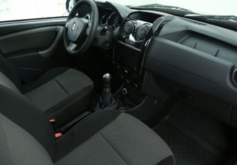Подержанный автомобиль Renault Duster 2015 года (9 фото)