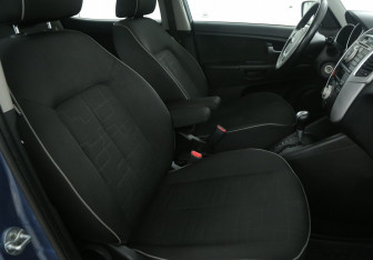 Подержанный автомобиль Kia Venga 2013 года (10 фото)