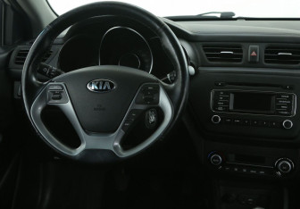 Подержанный автомобиль Kia Rio Sedan 2015 года (14 фото)