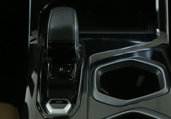 Подержанный автомобиль Geely Atlas 2023 года (16 фото)