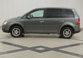 Подержанный автомобиль Volkswagen Touran 2005 года (7 фото)