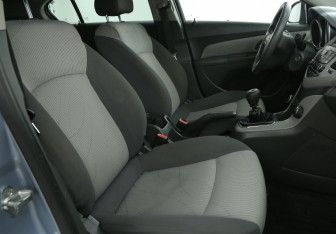 Подержанный автомобиль Chevrolet Cruze Sedan 2010 года (10 фото)