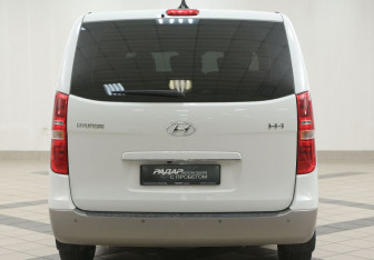 Подержанный автомобиль Hyundai H-1 2019 года (3 фото)