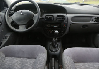 Подержанный автомобиль Renault Megane Sedan 2001 года (12 фото)