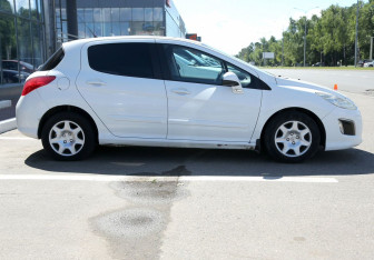 Подержанный автомобиль Peugeot 308 Hatchback 2011 года (7 фото)