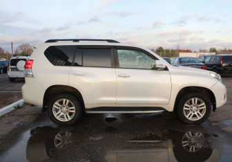 Подержанный автомобиль Toyota Land Cruiser Prado 2011 года (8 фото)