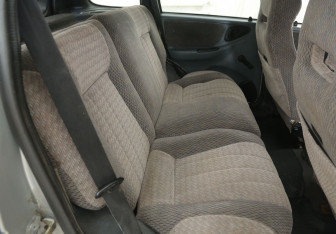 Подержанный автомобиль Chevrolet Niva 2004 года (11 фото)