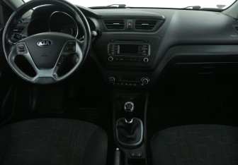 Подержанный автомобиль Kia Rio Sedan 2015 года (12 фото)