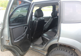 Подержанный автомобиль Chevrolet Niva 2011 года (10 фото)