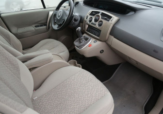 Подержанный автомобиль Renault Scenic 2006 года (9 фото)